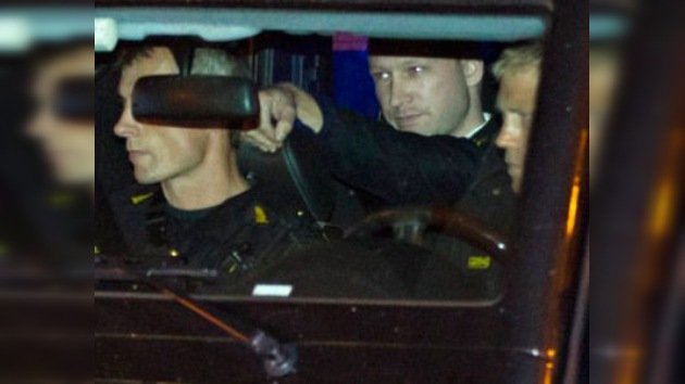 Dictan 4 semanas de aislamiento total para Breivik