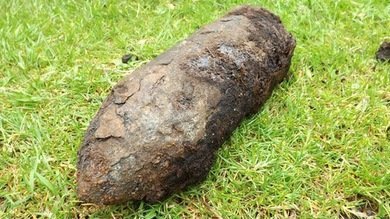 Obsesión por la limpieza: una mujer halla bomba sin explotar y la lava en el fregadero