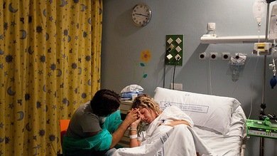 Español enfermo: "No quiero caridad, quiero mi tratamiento"