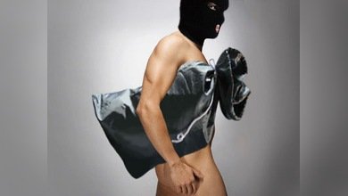 Robo a pecho descubierto: arrestan en cueros a un australiano cuando desvalijaba un bar