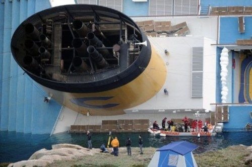 El gigantesco crucero 'Costa Concordia' encalla en Italia