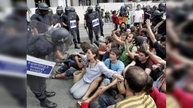 La carga policial deja varios heridos en el desalojo de los 'indignados' de Barcelona