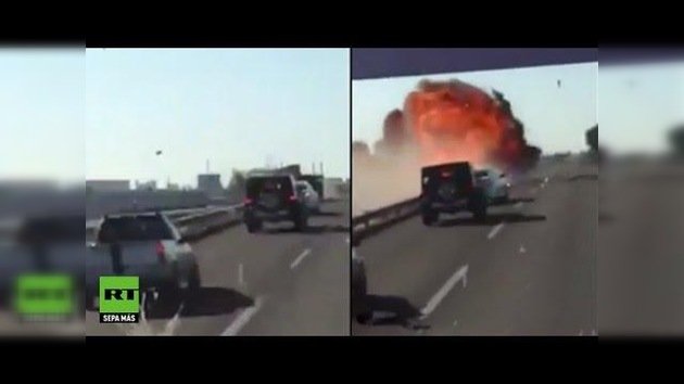 Un camión choca contra un tren y causa una terrible explosión en México