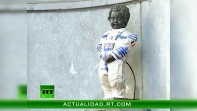 El símbolo de Bruselas se viste con un traje espacial ruso