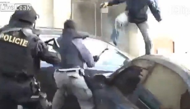 Policías destruyen violentamente un coche con criminales dentro