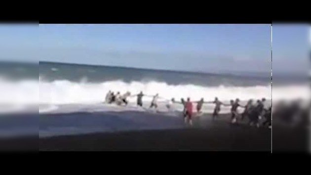 Cadena humana de 12 personas salva a un niño que se ahoga