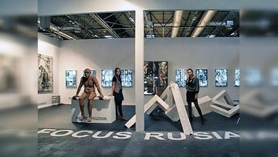 Esculpa sus deseos junto a artistas rusos en la feria ARCO en Madrid
