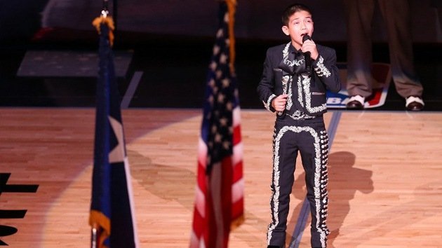 Insultos racistas contra un niño de origen latino por cantar el himno de EE.UU.