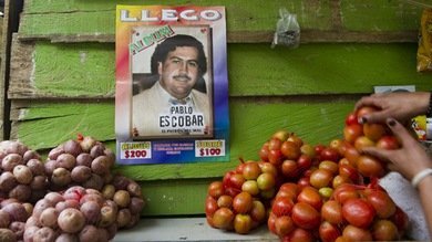 A la venta en Medellín un álbum de cromos sobre criminales colombianos
