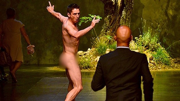 Foto, Video: Un hombre desnudo irrumpe en el desfile de Dolce & Gabbana en Milán