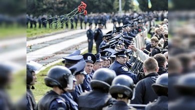 En Ucrania nacionalistas atacan a veteranos en celebraciones del Día de la Victoria
