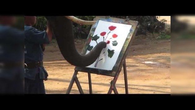 Un elefante que pinta naturaleza salvaje