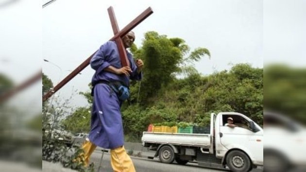 Un venezolano recorre 500 km cargando una cruz por la salud de Chávez