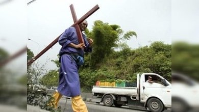 Un venezolano recorre 500 km cargando una cruz por la salud de Chávez