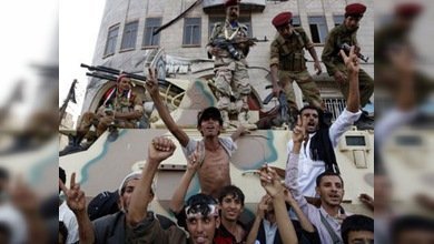 Miles de personas se manifiestan contra el regreso del presidente Saleh en Yemen