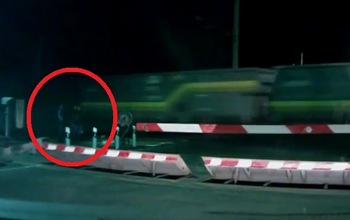 FUERTES IMÁGENES: Tres jóvenes desafían a un tren y dos no viven para contarlo