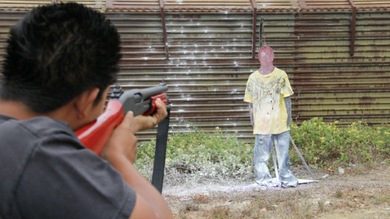 Acusan a guardias de EE.UU. de enseñar a disparar a niños contra migrantes irregulares
