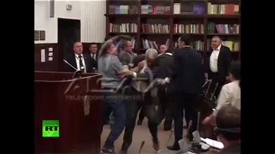 Diputados en Macedonia discuten el presupuesto a puñetazos e insultos