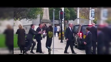 Atacan a David Cameron en plena vía pública