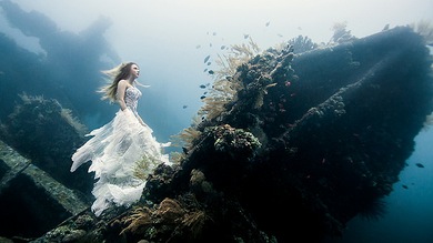 Impresionantes fotos de unas modelos a 25 metros bajo el agua en un buque naufragado en Bali