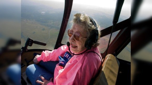 Una aviadora de 99 años pilotó un helicóptero