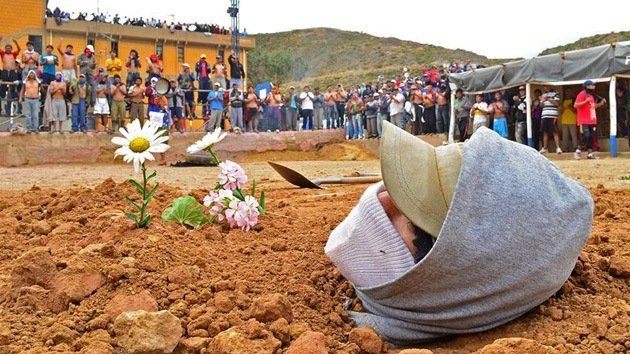 Video, fotos: Presos bolivianos se entierran vivos y escriben sus exigencias con sangre