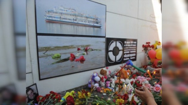 Día de luto por la tragedia en el Volga: ofrendas florales, peluches y lágrimas
