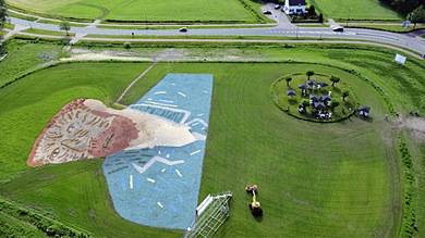 Rinden homenaje a Van Gogh con un retrato gigante en medio de la naturaleza