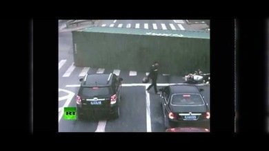 VIDEO CCTV: Motociclista se salva de ser aplastado por un camión en China