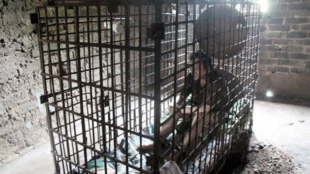 Mujer china mantiene 11 años enjaulado a su hijo esquizofrénico para que "no haga daño"