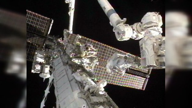 Los astronautas terminan con éxito su caminata espacial para reparar la EEI