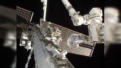 Los astronautas terminan con éxito su caminata espacial para reparar la EEI