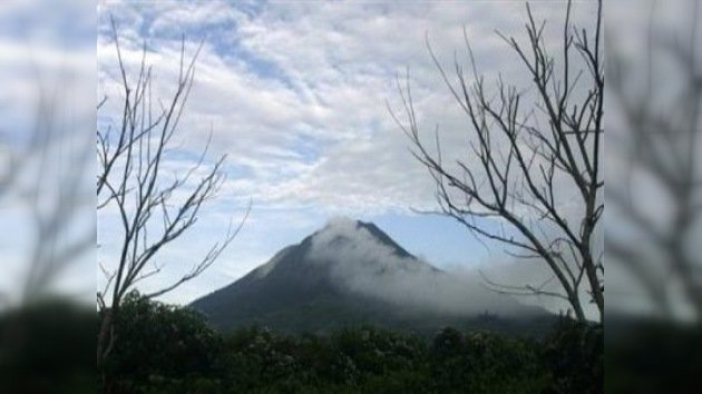 La isla indonesia de Sumatra está bajo alerta roja volcánica