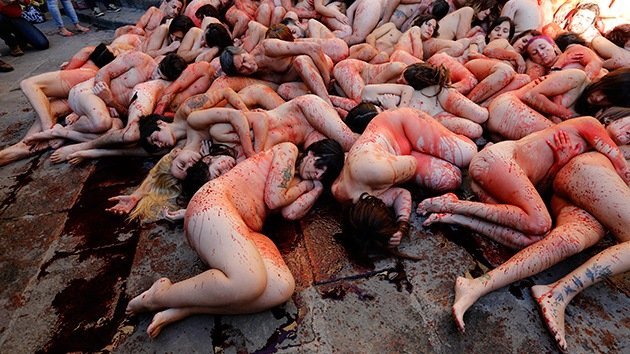 Fotos: Activistas desnudos 'sangran' para protestar por el uso de piel animal en España