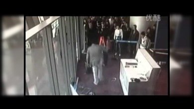 Un iracundo funcionario chino pierde su vuelo y destroza el mostrador