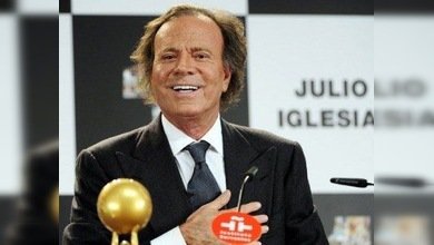 Julio Iglesias deja de lado su vida pública