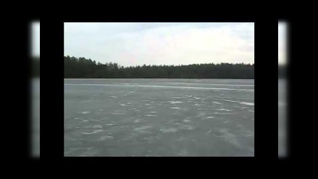 'El monstruo del lago Ness' ruso desafía el hielo y se muestra ante unos pescadores