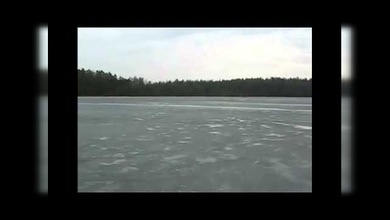 'El monstruo del lago Ness' ruso desafía el hielo y se muestra ante unos pescadores