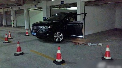 Aparcamiento fatal: Una mujer aplasta a su marido con el coche y luego fallece