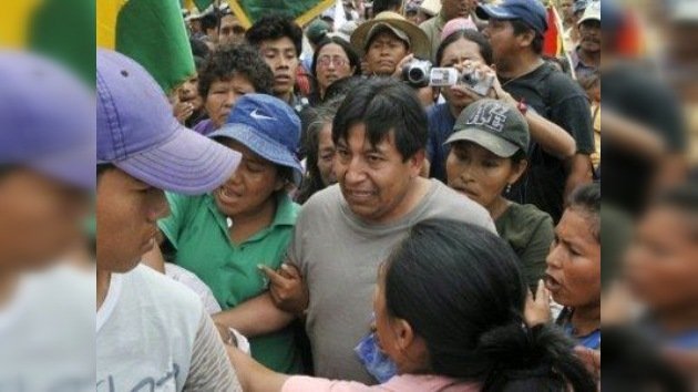 Los indígenas obligan a participar en la marcha de protesta al canciller boliviano