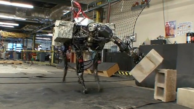 Video: La 'mula-robot' del Pentágono ya puede lanzar objetos