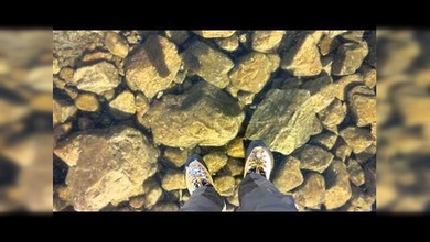 Un hombre camina sobre el agua… congelada
