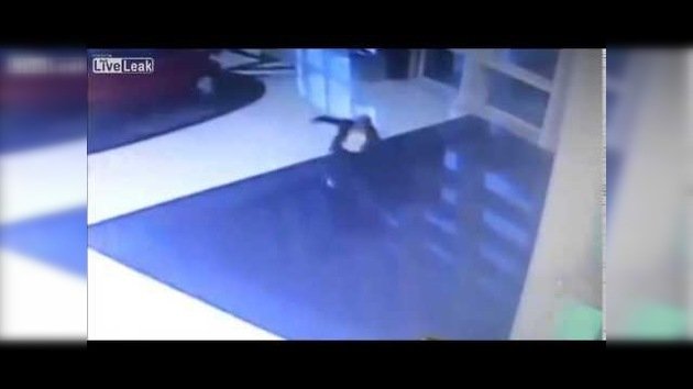 Una mujer se cae en una piscina ‘absorbida’ por su móvil