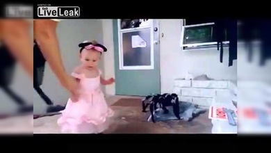 Susto de madre: Aterroriza a su hija con una araña gigante