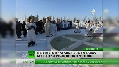 Los rusos celebran el bautismo con baños en aguas frías