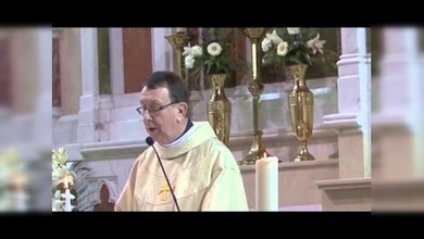 Un sacerdote hace llorar con una majestuosa interpretación de 'Aleluya'