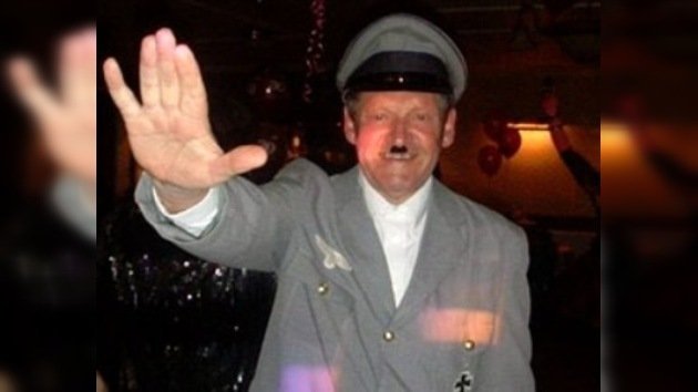 Un concejal británico es expulsado de su partido por disfrazarse de Hitler