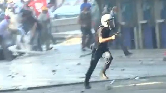 Video: Policía dispara su arma reglamentaria contra los manifestantes en Ankara