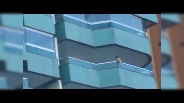 Un niño 'roza la muerte' tras quedarse colgando del balcón de un quinto piso