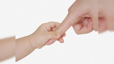 Una mujer china arriesga su vida para salvar a una niña que cayó desde un décimo